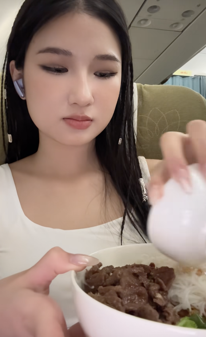 Chi ti&ecirc;u của N&agrave;ng Mơ khi chuyển từ H&agrave; Nội v&agrave;o TP.HCM: Bay hạng thương gia 17-18 triệu/ chiều v&igrave; thấy đ&aacute;ng tiền, nấu cơm nh&agrave; v&agrave; tư duy t&iacute;ch luỹ hiếm c&oacute; - Ảnh 2.