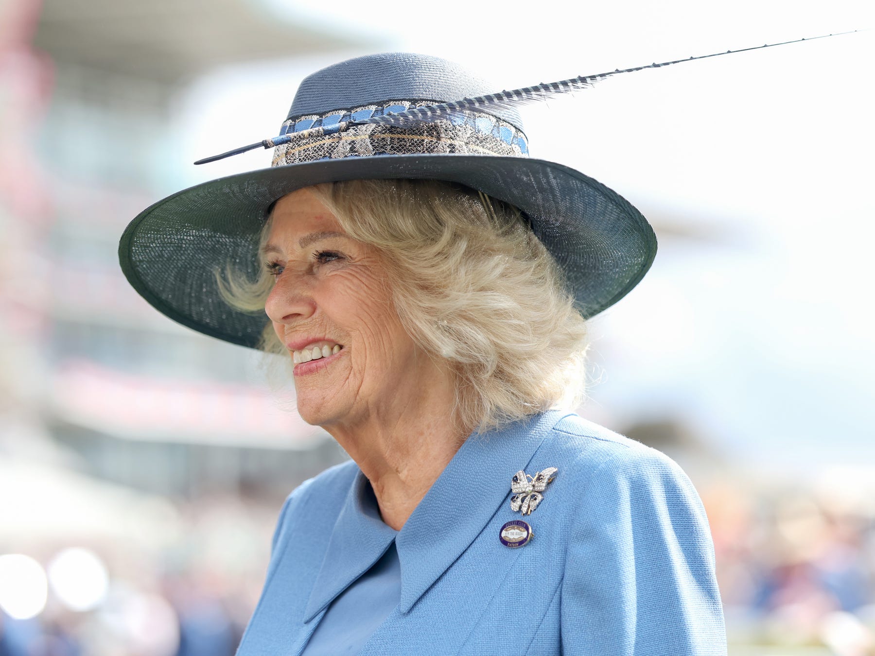 Vương hậu Camilla diện tr&acirc;m c&agrave;i kim cương v&agrave; sapphire của Nữ ho&agrave;ng Elizabeth II - Ảnh 1.