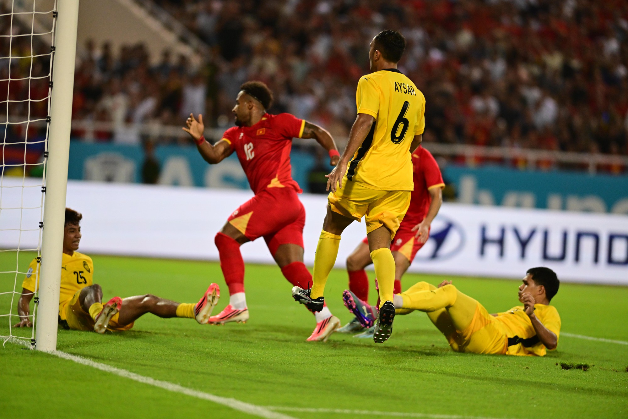 Vợ Xu&acirc;n Son cổ vũ ĐT Việt Nam tại Mỹ Đ&igrave;nh , khoảnh khắc Đ&aacute;ng nhớ trong ASEAN Cup 2026 - Ảnh 4.