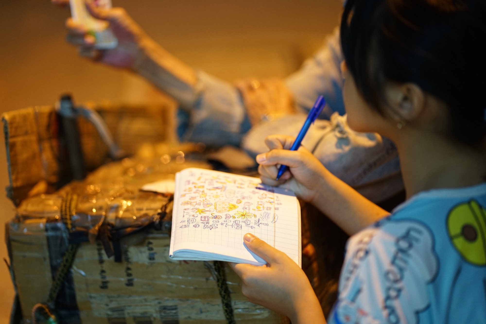 B&eacute; g&aacute;i 9 tuổi theo &ocirc;ng ngọai nhặt ve chai , ước mơ l&agrave;m c&ocirc; gi&aacute;o Mỹ thuật - Ảnh 6.