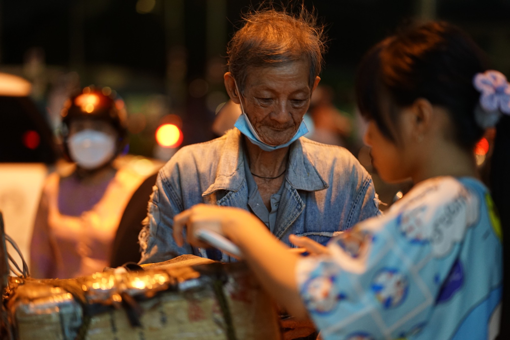 B&eacute; g&aacute;i 9 tuổi theo &ocirc;ng ngọai nhặt ve chai , ước mơ l&agrave;m c&ocirc; gi&aacute;o Mỹ thuật - Ảnh 1.