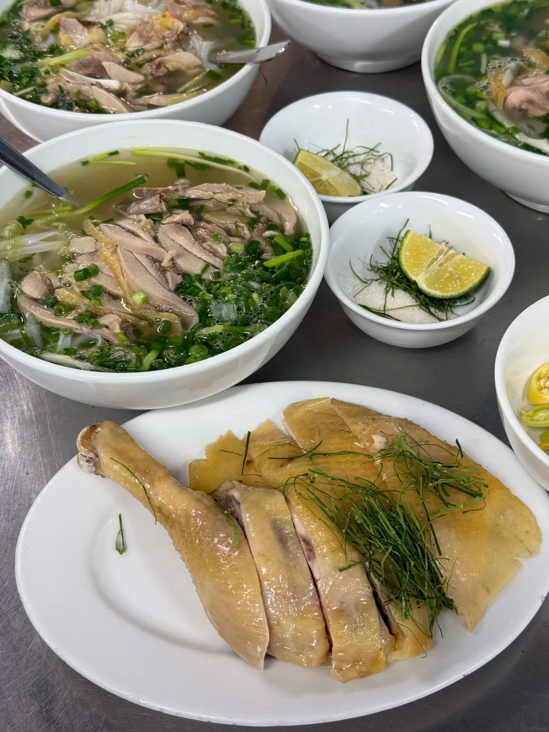 Phở gà trộn Hà Nội: Món ngon khiến du khách Trung Quốc quay lại liên tục trong 3 ngày - Ảnh 11. Phở gà trộn Hà Nội: Món ngon khiến du khách Trung Quốc quay lại liên tục trong 3 ngày - Ảnh 11.