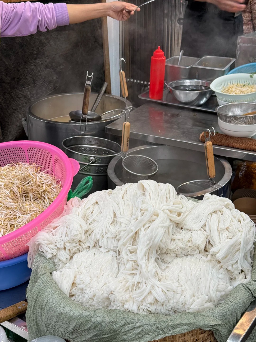 Phở gà trộn Hà Nội: Món ngon khiến du khách Trung Quốc quay lại liên tục trong 3 ngày - Ảnh 9. Phở gà trộn Hà Nội: Món ngon khiến du khách Trung Quốc quay lại liên tục trong 3 ngày - Ảnh 9.