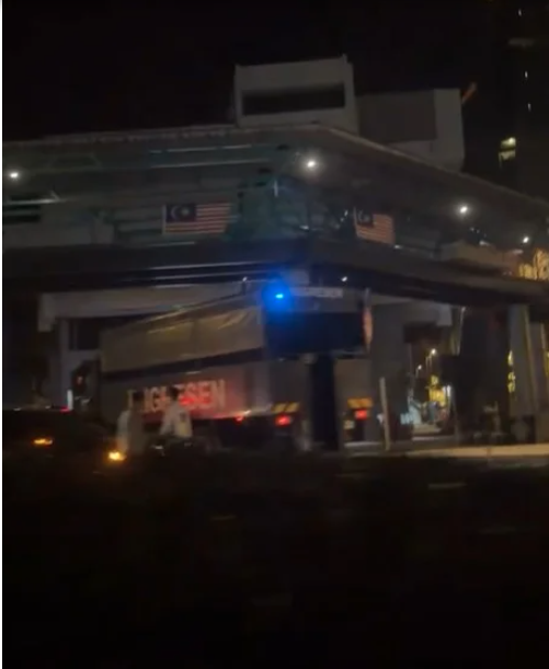 Xe tải vượt đ&egrave;n đỏ g&acirc;y tai nạn thương t&acirc;m tại Kuala Lumpur , 3 người chết - Ảnh 3.