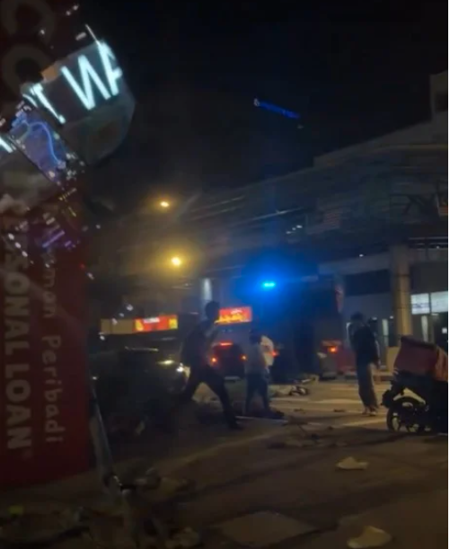 Xe tải vượt đ&egrave;n đỏ g&acirc;y tai nạn thương t&acirc;m tại Kuala Lumpur , 3 người chết - Ảnh 1.