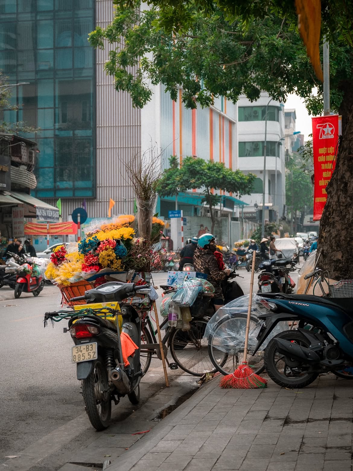Khám phá vẻ đẹp bình dị Hà Nội qua ống kính nhiếp ảnh gia Nga năm 2026 - Ảnh 8. Khám phá vẻ đẹp bình dị Hà Nội qua ống kính nhiếp ảnh gia Nga năm 2026 - Ảnh 8.