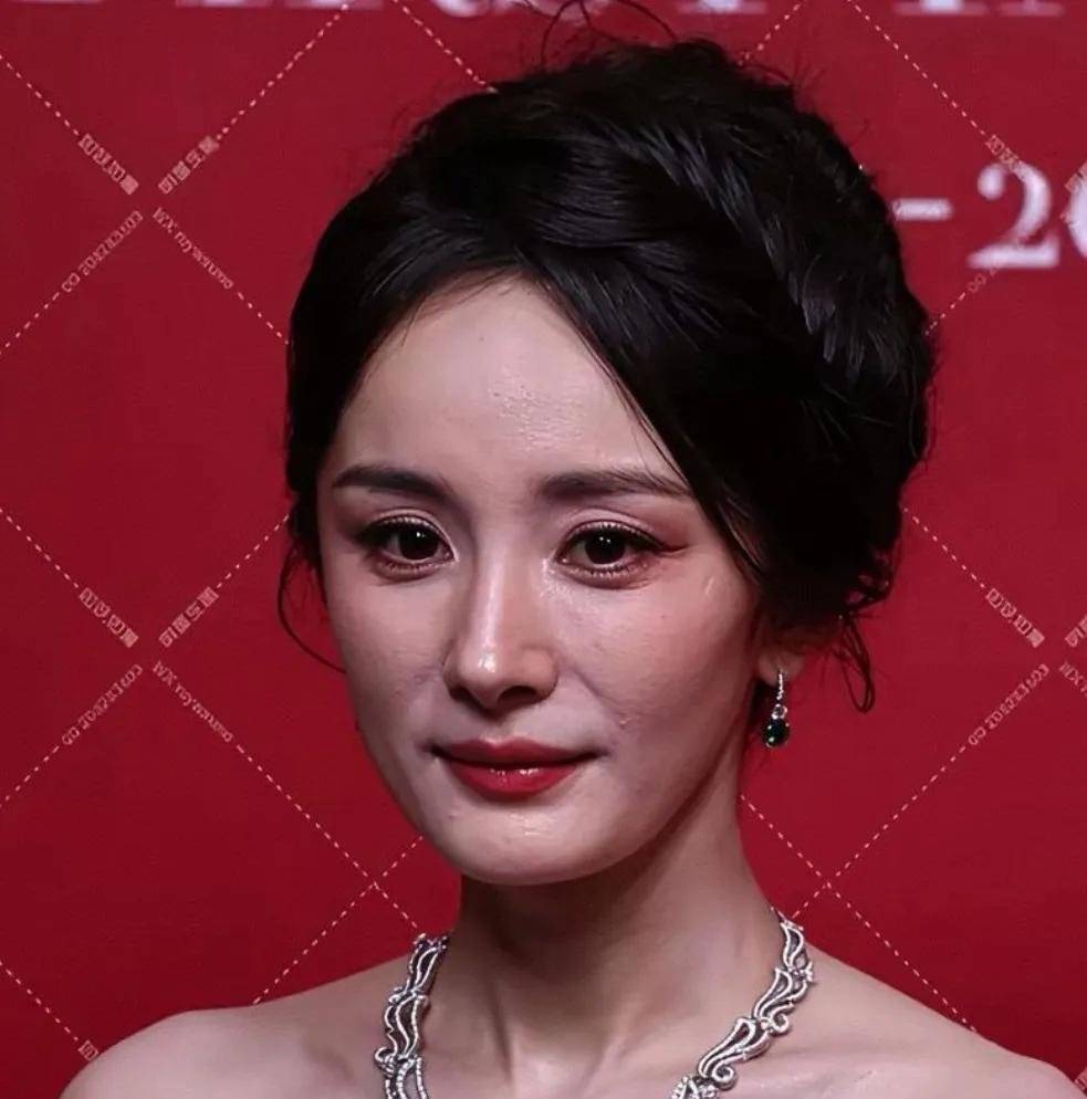 Khi dàn mỹ nhân Hoa ngữ rời xa photoshop: Nhan sắc thật khiến dân mạng bàn tán - Ảnh 1.