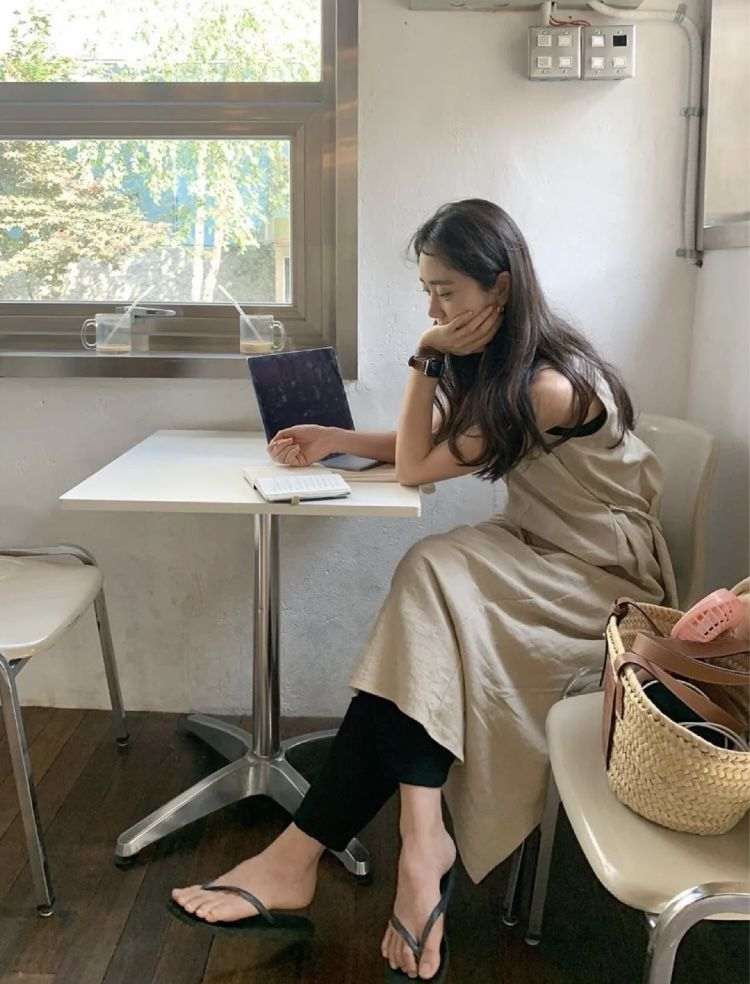 Dọn tủ bỏ đi hàng chục bộ quần áo, tôi mới nhận ra 7 kiểu mua sắm khiến tiền cứ âm thầm biến mất - Ảnh 1.