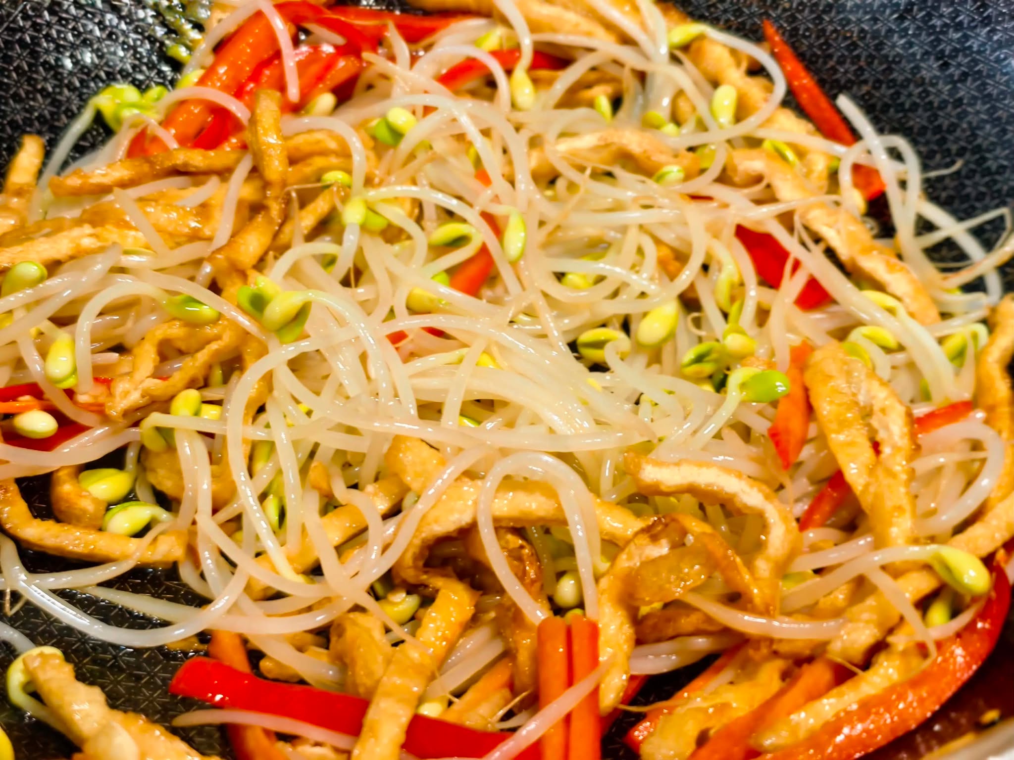 Món xào đậu phụ với 4 nguyên liệu rẻ tiền ngon miệng cho ngày mưa - Ảnh 4. Món xào đậu phụ với 4 nguyên liệu rẻ tiền ngon miệng cho ngày mưa - Ảnh 4.