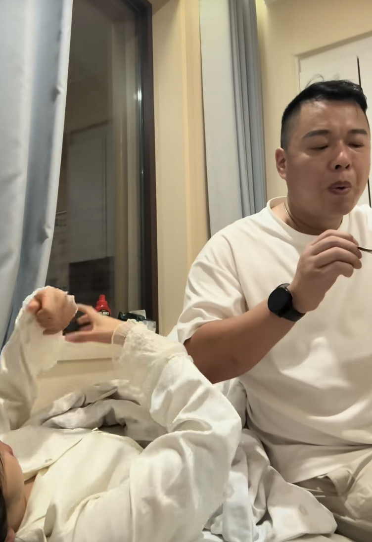T&ocirc;n Bằng v&agrave; vợ trẻ k&eacute;m 26 tuổi Thanh Thảo: Cuộc sống gia đ&igrave;nh hạnh ph&uacute;c năm 2026 - Ảnh 6.