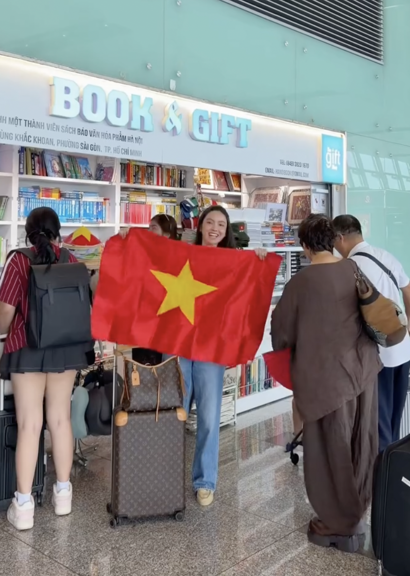 Chu Thanh Huyền và con trai cổ vũ ĐT Việt Nam tại Thái Lan trong ASEAN Cup 2026 - Ảnh 2. Chu Thanh Huyền và con trai cổ vũ ĐT Việt Nam tại Thái Lan trong ASEAN Cup 2026 - Ảnh 2.