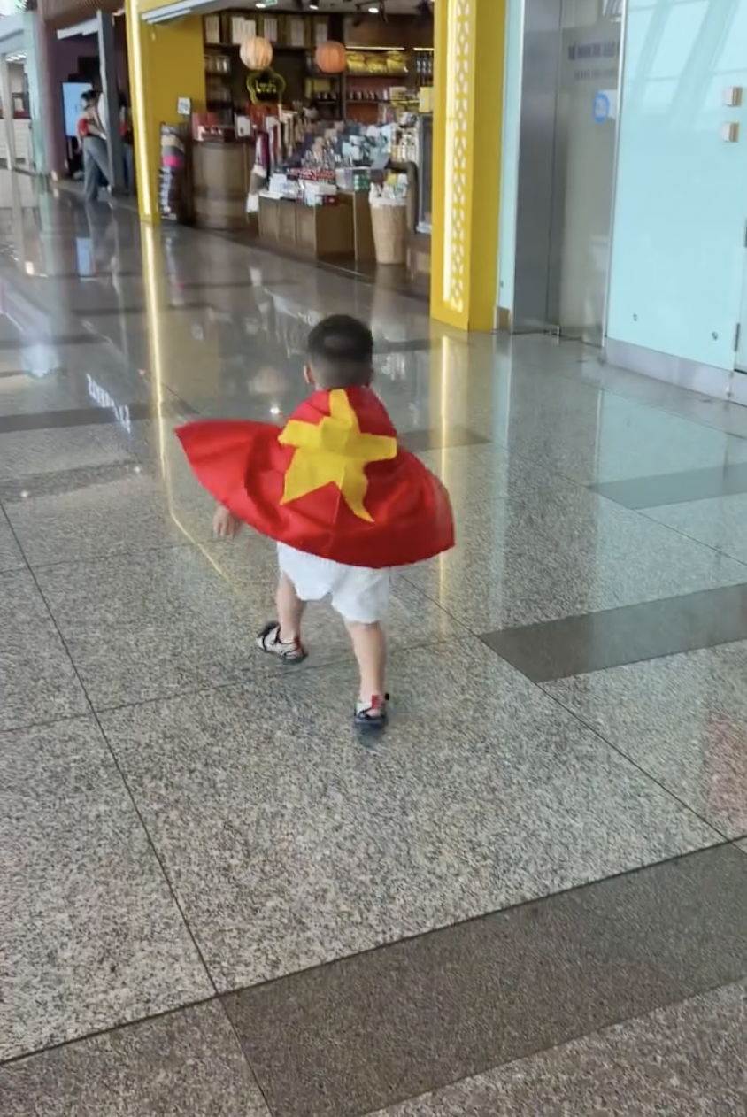 Chu Thanh Huyền và con trai cổ vũ ĐT Việt Nam tại Thái Lan trong ASEAN Cup 2026 - Ảnh 4. Chu Thanh Huyền và con trai cổ vũ ĐT Việt Nam tại Thái Lan trong ASEAN Cup 2026 - Ảnh 4.