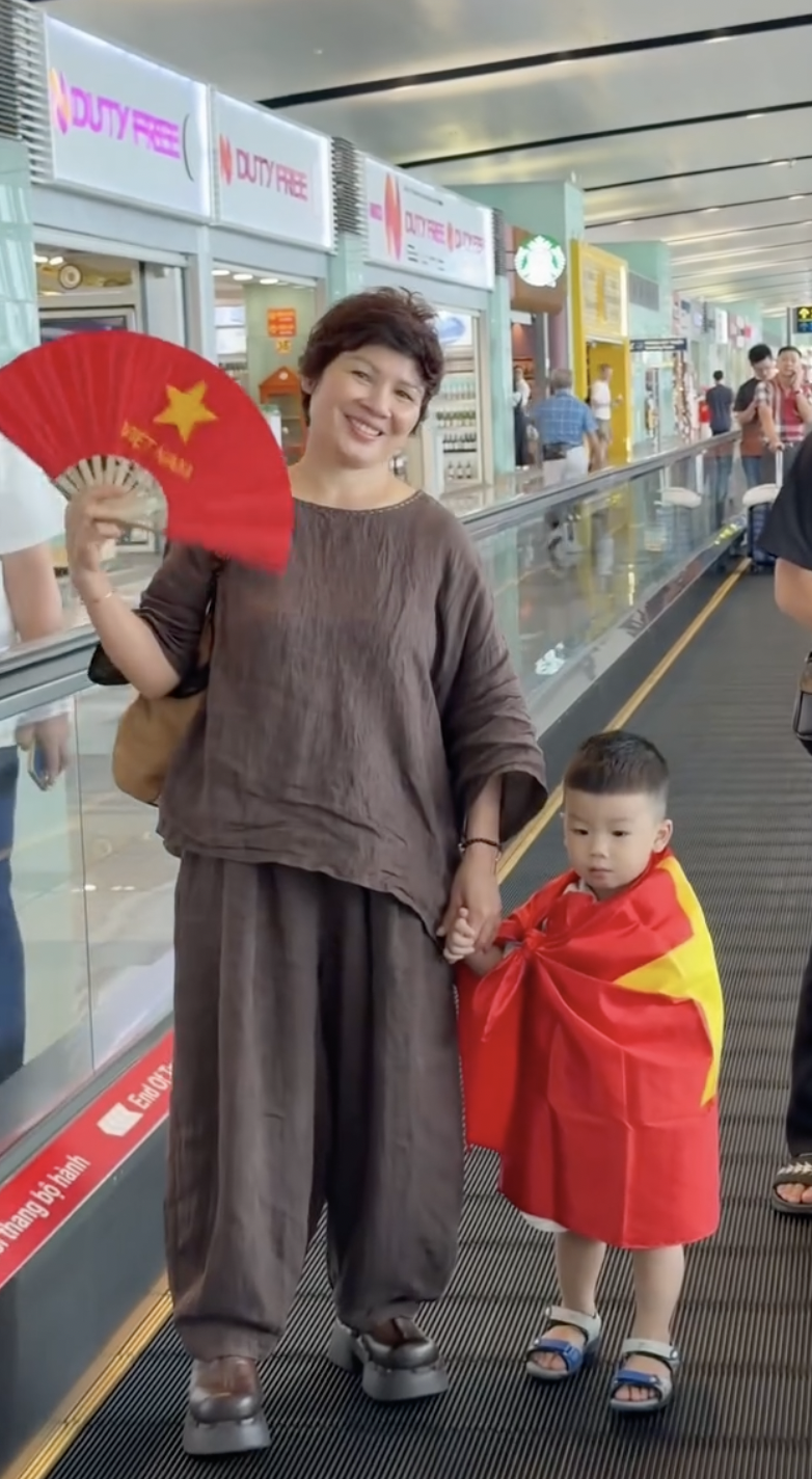 Chu Thanh Huyền và con trai cổ vũ ĐT Việt Nam tại Thái Lan trong ASEAN Cup 2026 - Ảnh 5. Chu Thanh Huyền và con trai cổ vũ ĐT Việt Nam tại Thái Lan trong ASEAN Cup 2026 - Ảnh 5.