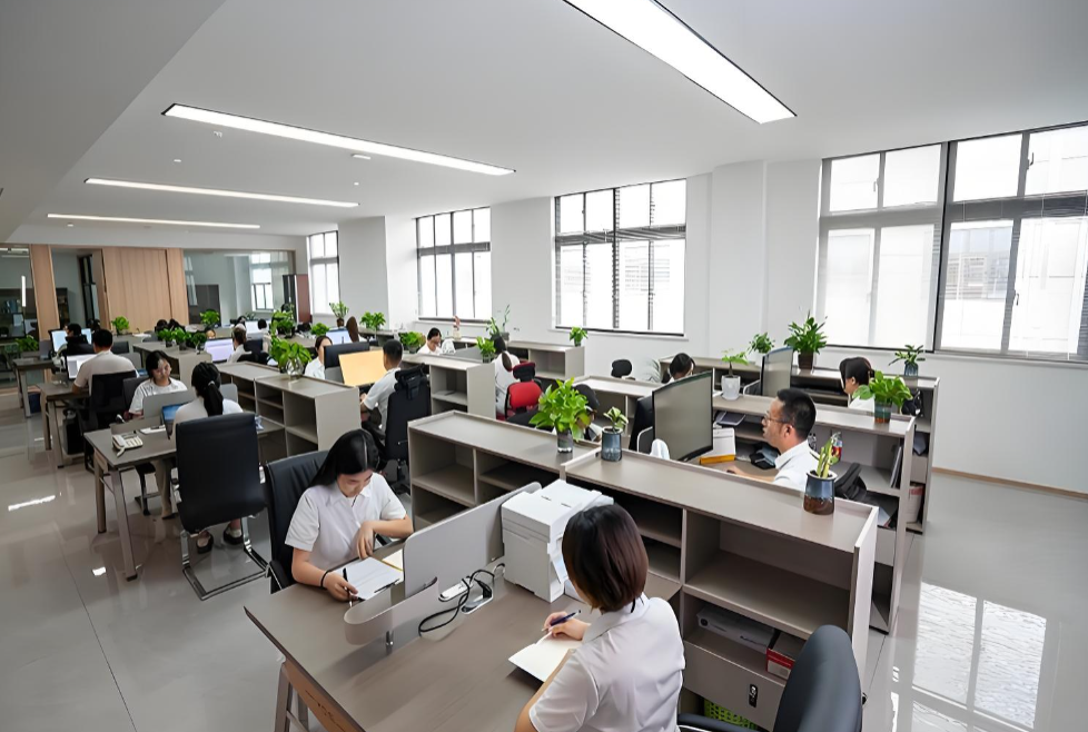 Tưởng chồng sẽ mừng v&igrave; t&ocirc;i h&ograve;a nhập nhanh ở chỗ l&agrave;m mới, n&agrave;o ngờ nghe xong chuyện t&ocirc;i kể, anh ph&aacute;n lu&ocirc;n: Nghỉ việc ngay! - Ảnh 1.