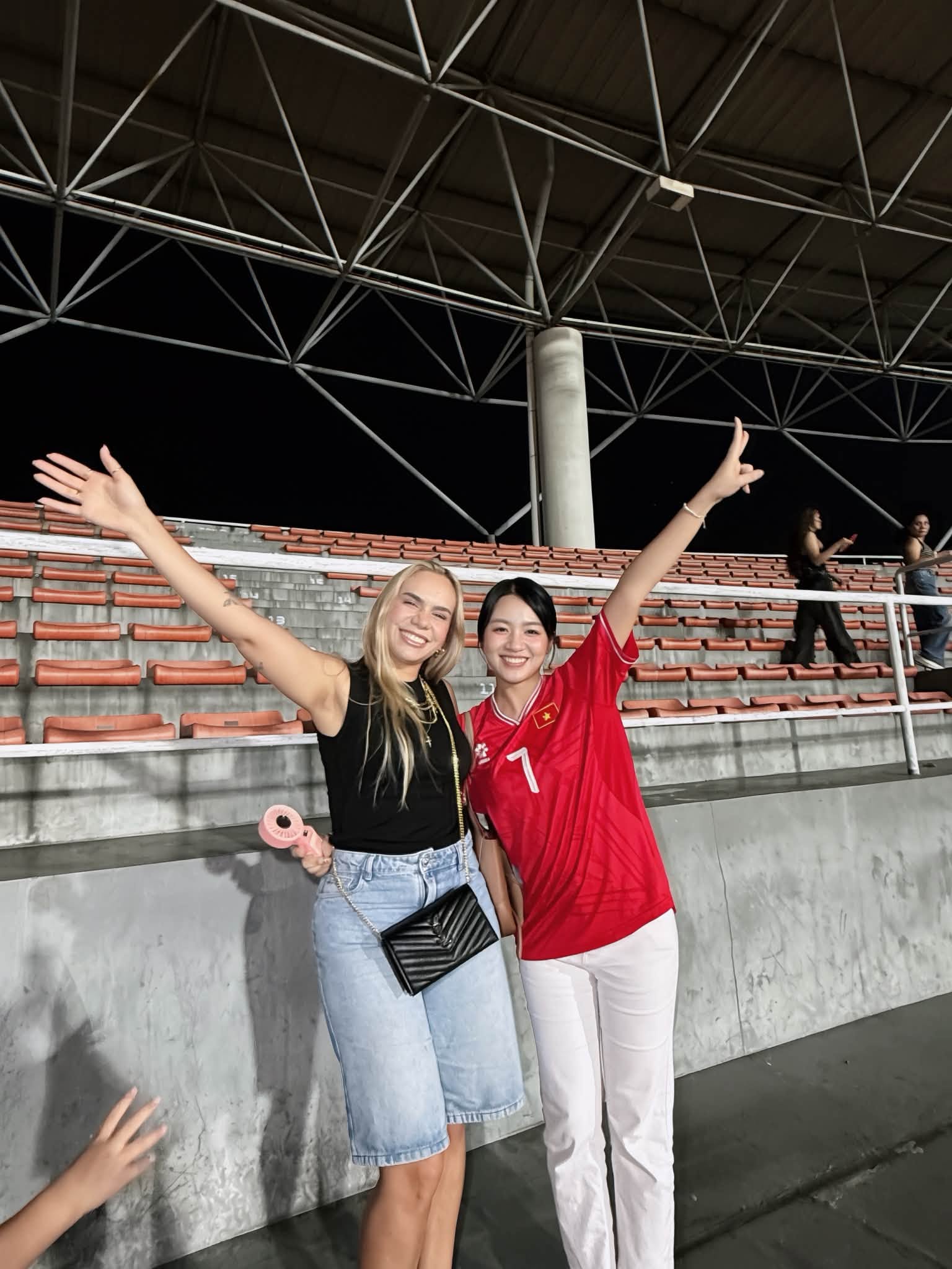 Dung Trần v&agrave; h&agrave;nh tr&igrave;nh 5 ng&agrave;y 3 nước cổ vũ chồng tại ASEAN Cup 2026 - Ảnh 5.