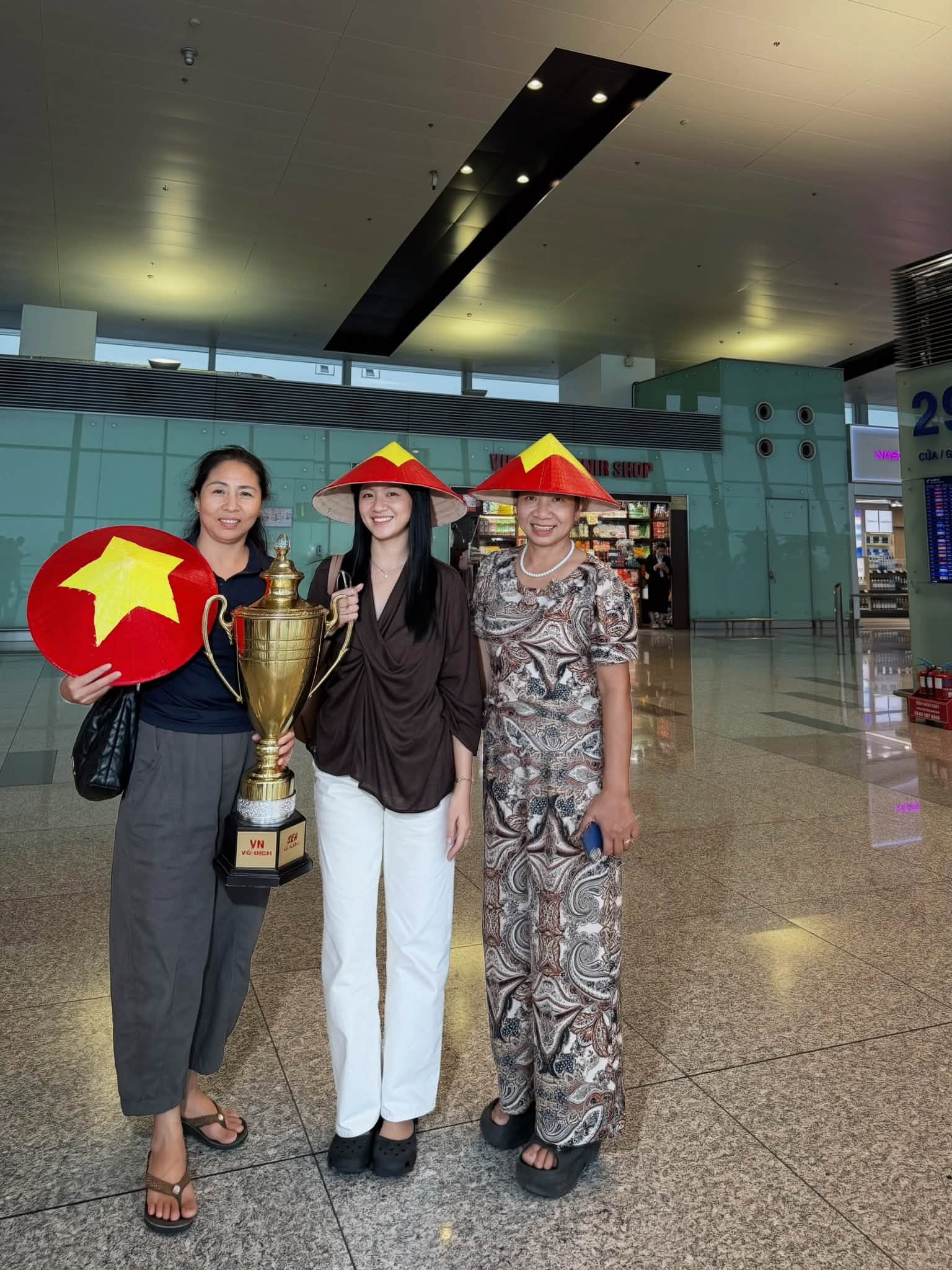 Dung Trần v&agrave; h&agrave;nh tr&igrave;nh 5 ng&agrave;y 3 nước cổ vũ chồng tại ASEAN Cup 2026 - Ảnh 1.