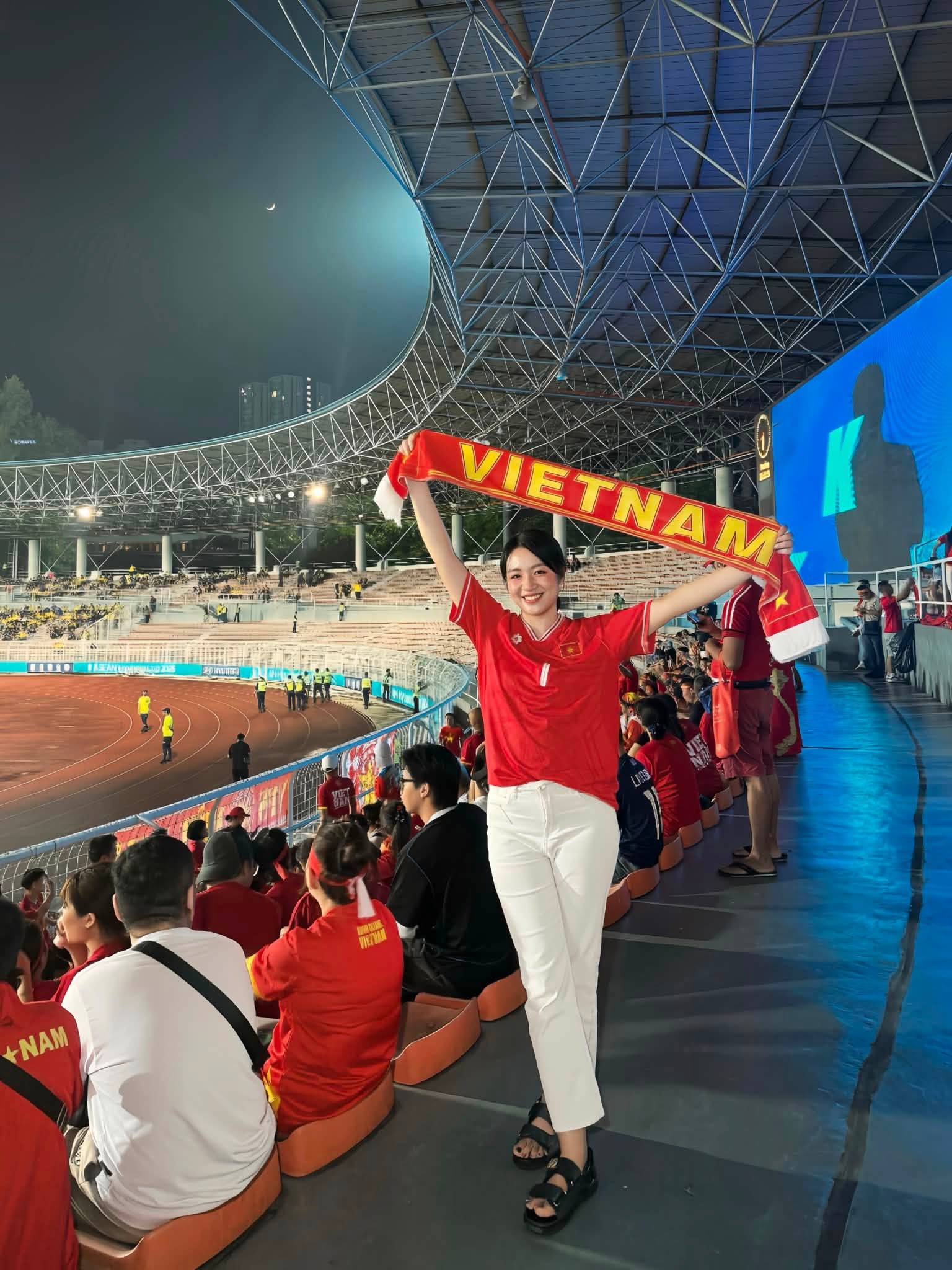 Dung Trần v&agrave; h&agrave;nh tr&igrave;nh 5 ng&agrave;y 3 nước cổ vũ chồng tại ASEAN Cup 2026 - Ảnh 7.