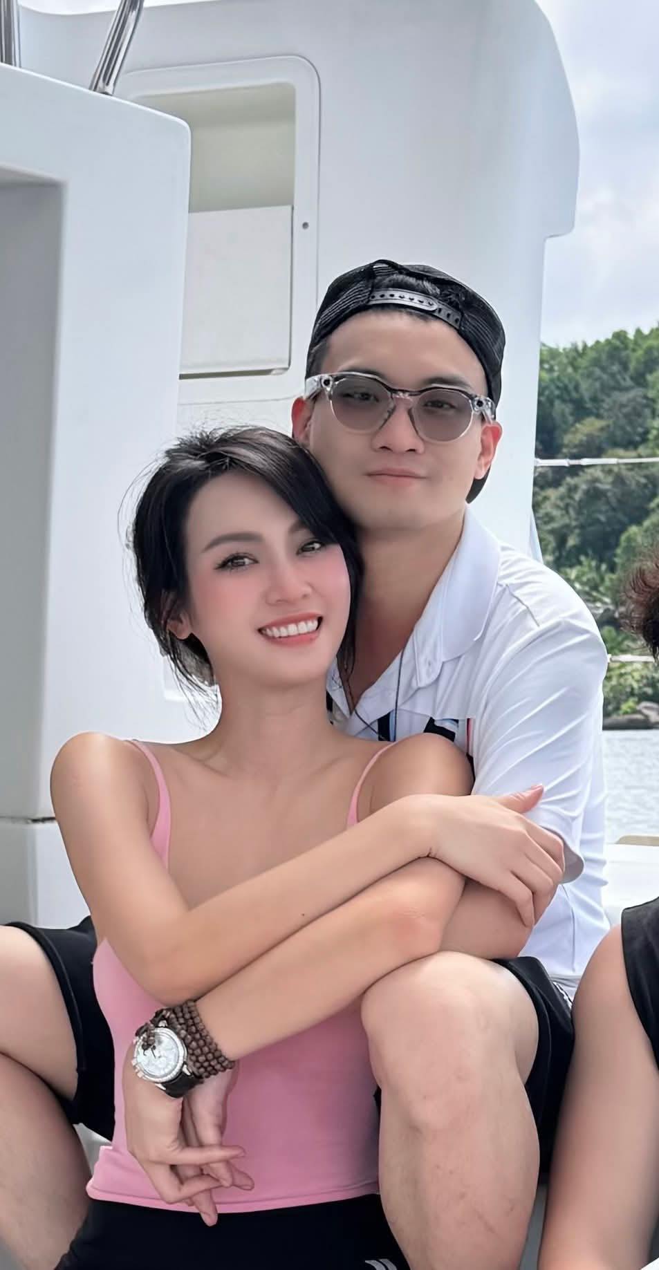 Vũ Thu&yacute; Quỳnh lộ bụng bầu vượt mặt, đi khệ nệ tr&ecirc;n s&oacute;ng livestream - Ảnh 6.