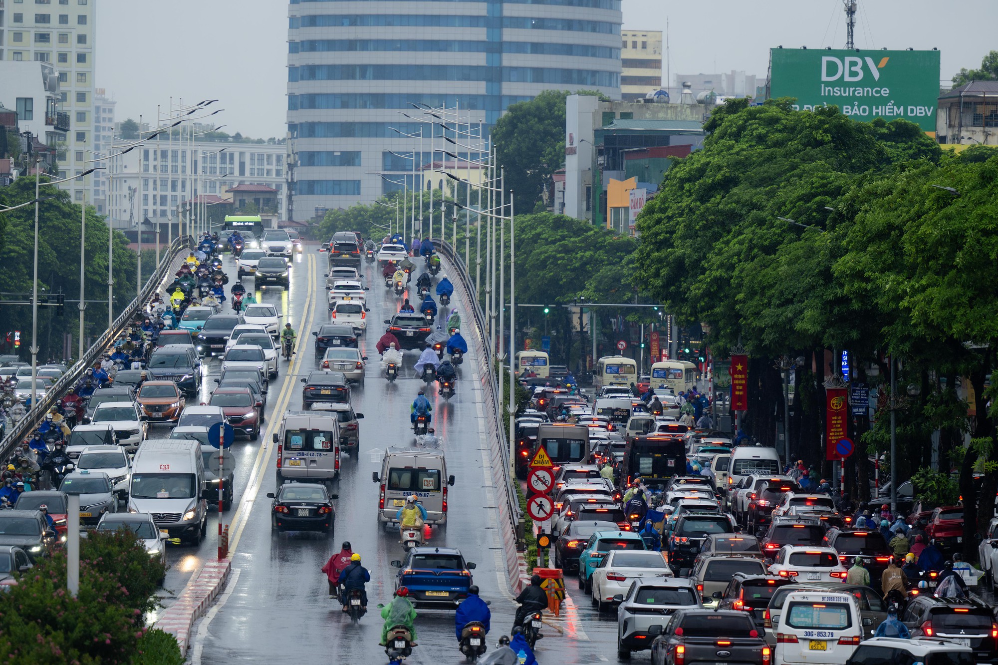 Cảnh tượng đường phố Hà Nội chiều tối 21/8: Mưa lớn và ùn tắc giao thông - Ảnh 6. Cảnh tượng đường phố Hà Nội chiều tối 21/8: Mưa lớn và ùn tắc giao thông - Ảnh 6.