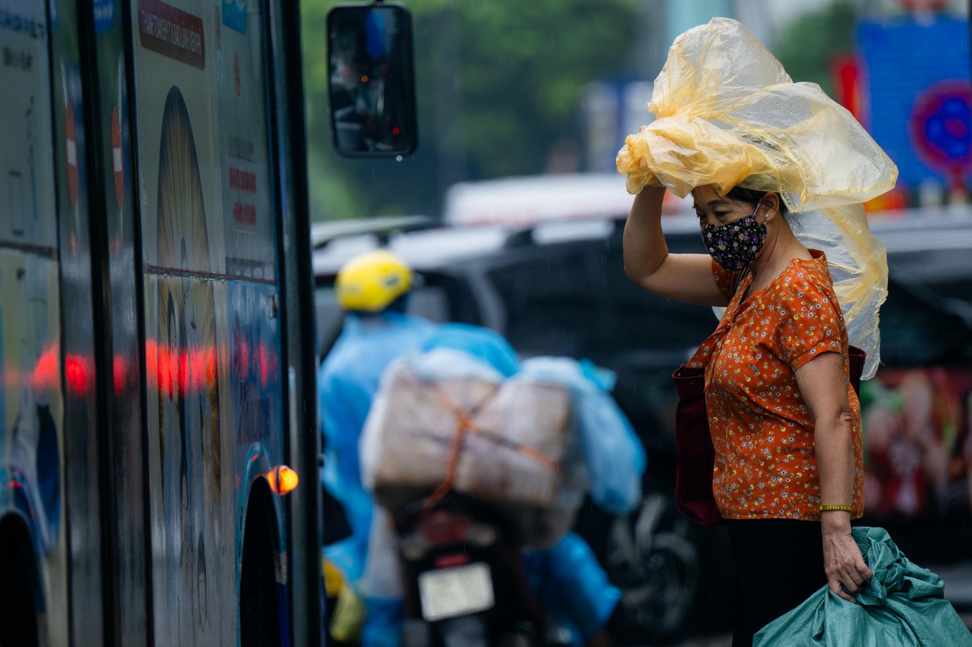 Cảnh tượng đường phố Hà Nội chiều tối 21/8: Mưa lớn và ùn tắc giao thông - Ảnh 5. Cảnh tượng đường phố Hà Nội chiều tối 21/8: Mưa lớn và ùn tắc giao thông - Ảnh 5.