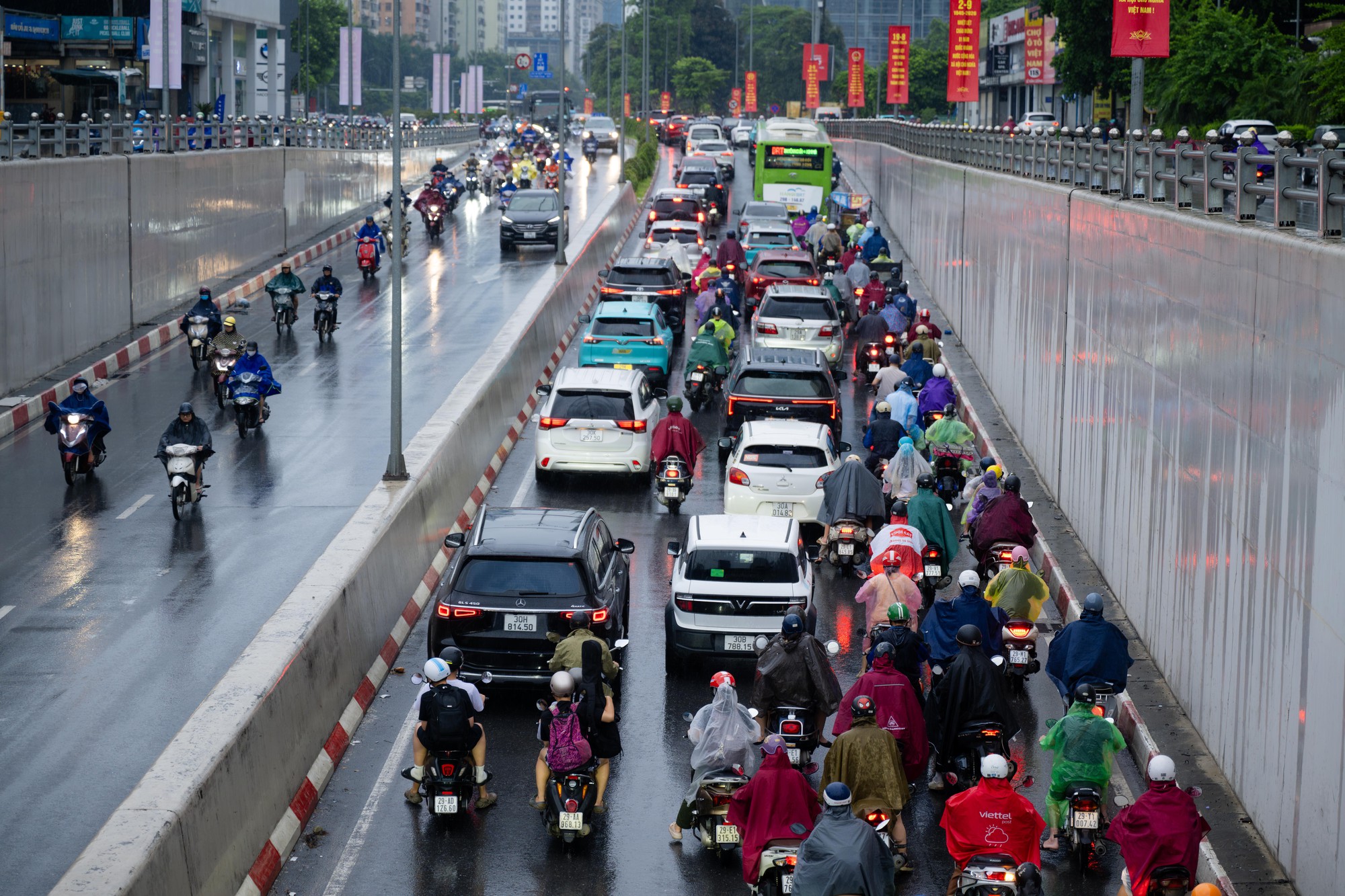 Cảnh tượng đường phố Hà Nội chiều tối 21/8: Mưa lớn và ùn tắc giao thông - Ảnh 8. Cảnh tượng đường phố Hà Nội chiều tối 21/8: Mưa lớn và ùn tắc giao thông - Ảnh 8.