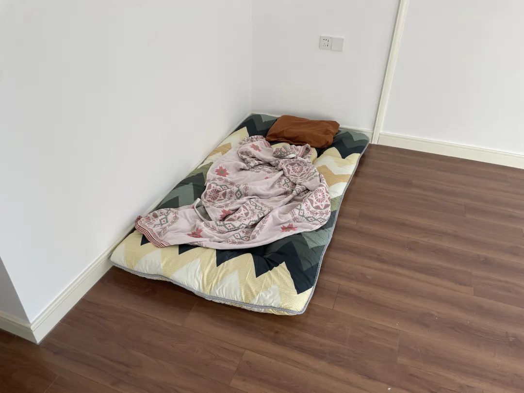 Người trẻ bắt đầu hạ ti&ecirc;u chuẩn thu&ecirc; nh&agrave; để tiết kiệm: Căn ph&ograve;ng gần như trống rỗng, đồ d&ugrave;ng chỉ v&agrave;i trăm ngh&igrave;n đồng - Ảnh 2.