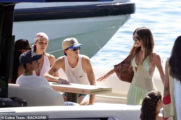 Victoria Beckham khoe d&aacute;ng sexy tuổi 52 trong kỳ nghỉ xa hoa tại Amalfi - Ảnh 2.