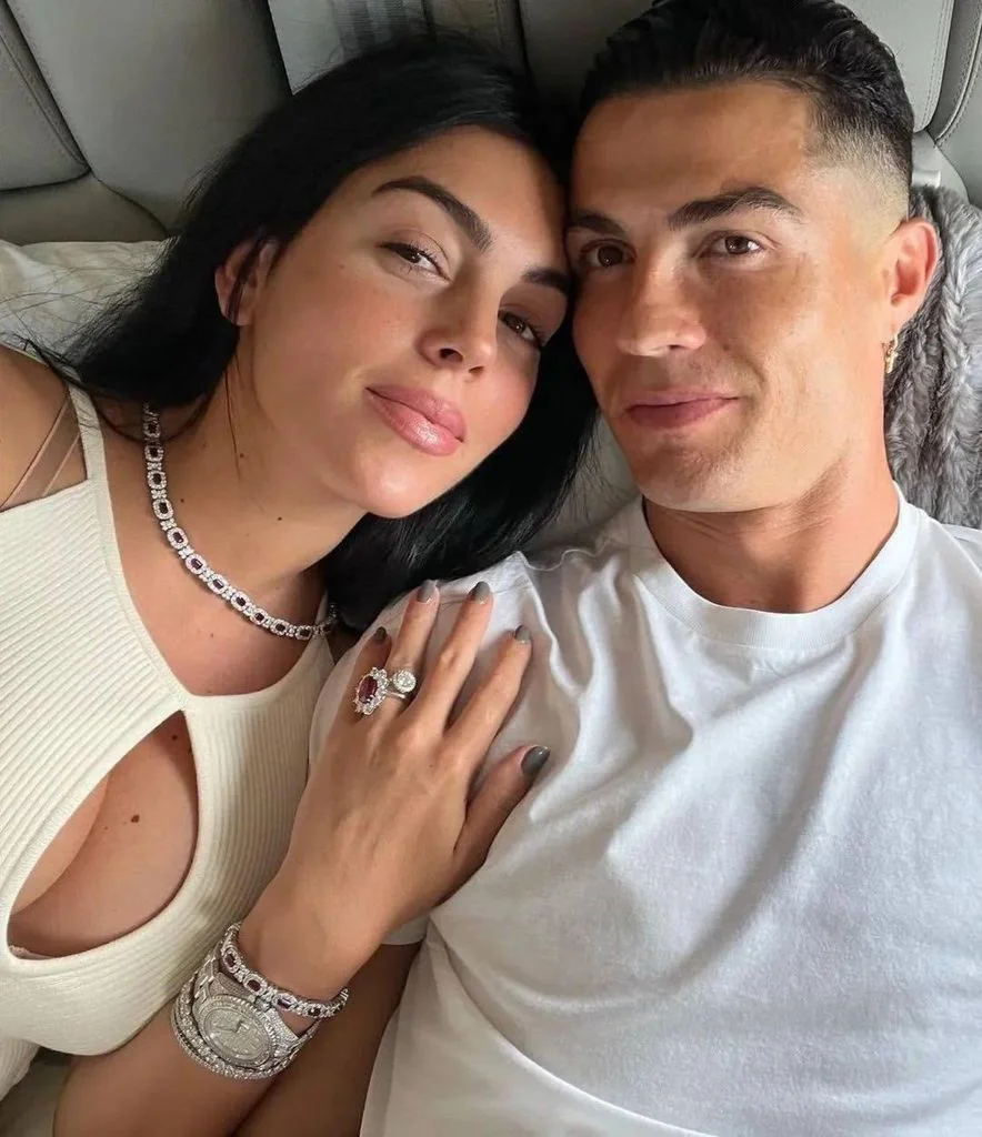 H&ocirc;n lễ b&iacute; mật của Ronaldo v&agrave; Georgina: Đ&aacute;m cưới ho&agrave;nh tr&aacute;ng trong tương lai - Ảnh 2.