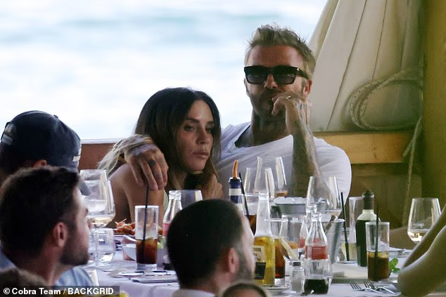Victoria Beckham khoe d&aacute;ng sexy tuổi 52 trong kỳ nghỉ xa hoa tại Amalfi - Ảnh 3.