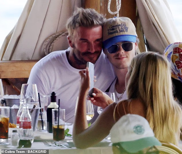 Victoria Beckham khoe d&aacute;ng sexy tuổi 52 trong kỳ nghỉ xa hoa tại Amalfi - Ảnh 5.