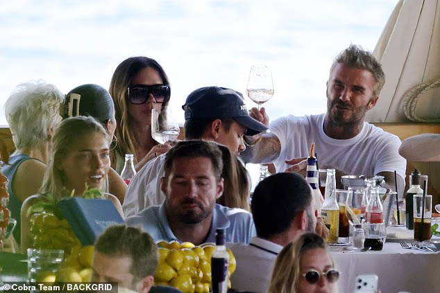 Victoria Beckham khoe d&aacute;ng sexy tuổi 52 trong kỳ nghỉ xa hoa tại Amalfi - Ảnh 6.