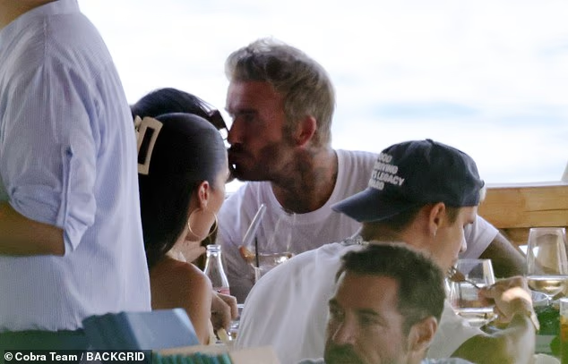 Victoria Beckham khoe d&aacute;ng sexy tuổi 52 trong kỳ nghỉ xa hoa tại Amalfi - Ảnh 4.