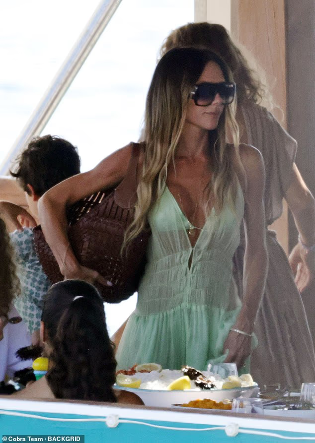 Victoria Beckham khoe d&aacute;ng sexy tuổi 52 trong kỳ nghỉ xa hoa tại Amalfi - Ảnh 1.