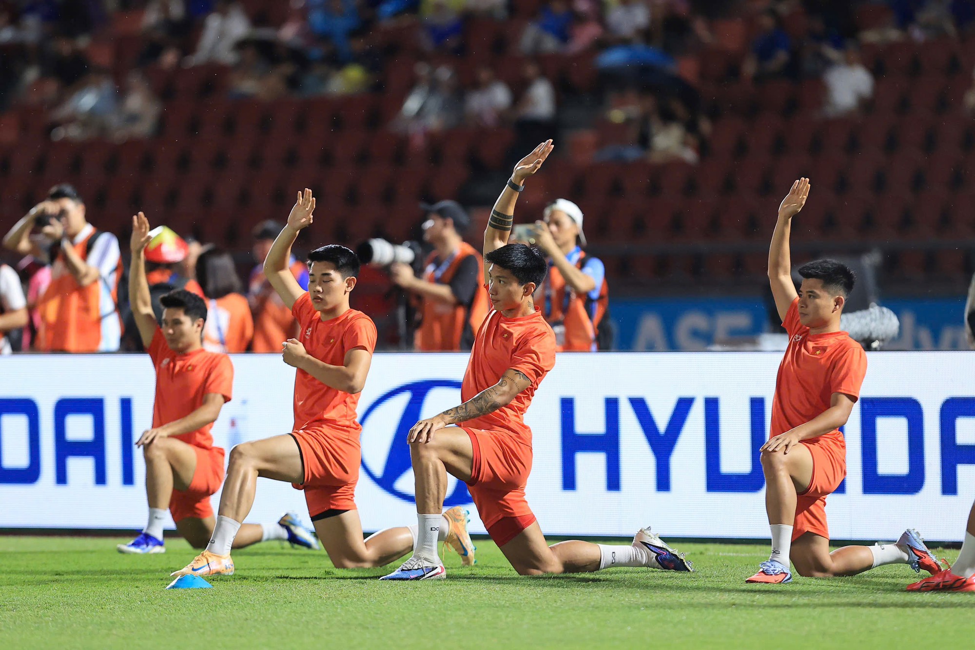 Diễn biến ĐT Thái Lan vs Việt Nam chung kết ASEAN Cup: Xuân Son, Đình Bắc cùng đá chính, trận đấu bắt đầu! - Ảnh 3.