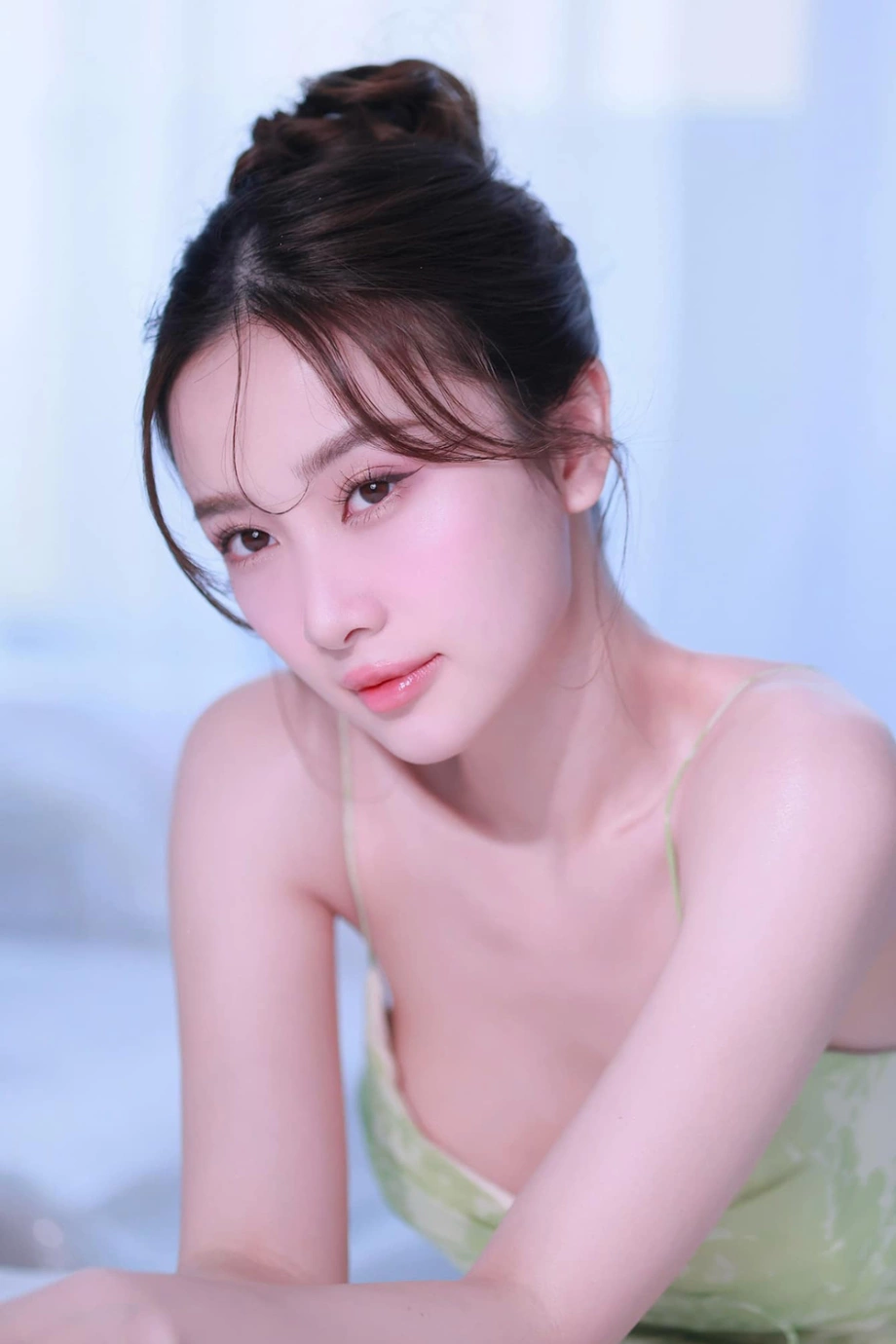 Jun Vũ được đề cử Top 100 Gương mặt đẹp nhất thế giới 2026, người ta lại quan tâm đến vòng eo 2 gang tay của cô và môn thể thao 