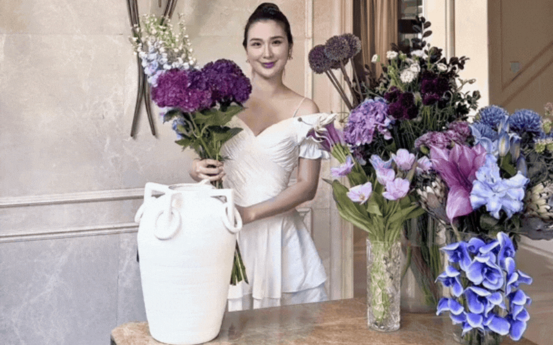 “Phú bà” Ngọc Loan lại gây sốt với màn cắm hoa tím: Không học qua trường lớp mà vẫn khiến dân mạng xuýt xoa vì quá có gu - Ảnh 1.