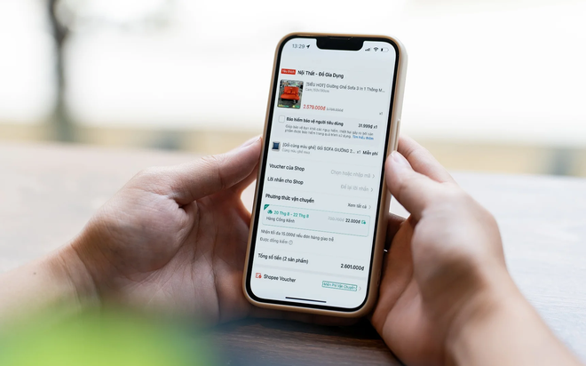Một ng&agrave;nh h&agrave;ng bất ngờ thu h&uacute;t người mua online dịp tựu trường - Ảnh 1.