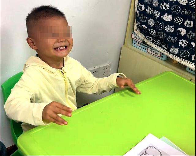 B&eacute; trai tự kỷ mất t&iacute;ch 4 ng&agrave;y , gia đ&igrave;nh tổ chức bữa tiệc đặc biệt cảm ơn - Ảnh 1.