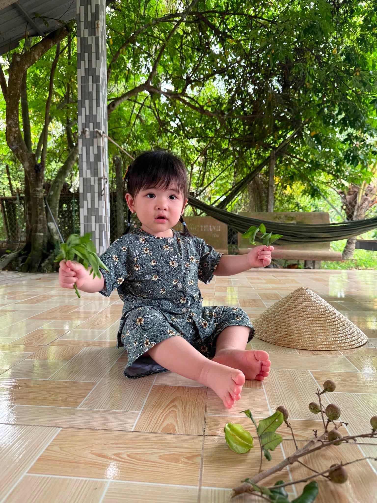Con gái Puka - Gin Tuấn Kiệt được ba mẹ đưa về quê ngoại,