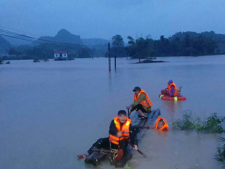 Lạng Sơn chống lũ: Người d&acirc;n leo m&aacute;i nh&agrave; nhận cứu trợ trong mưa lớn - Ảnh 1.