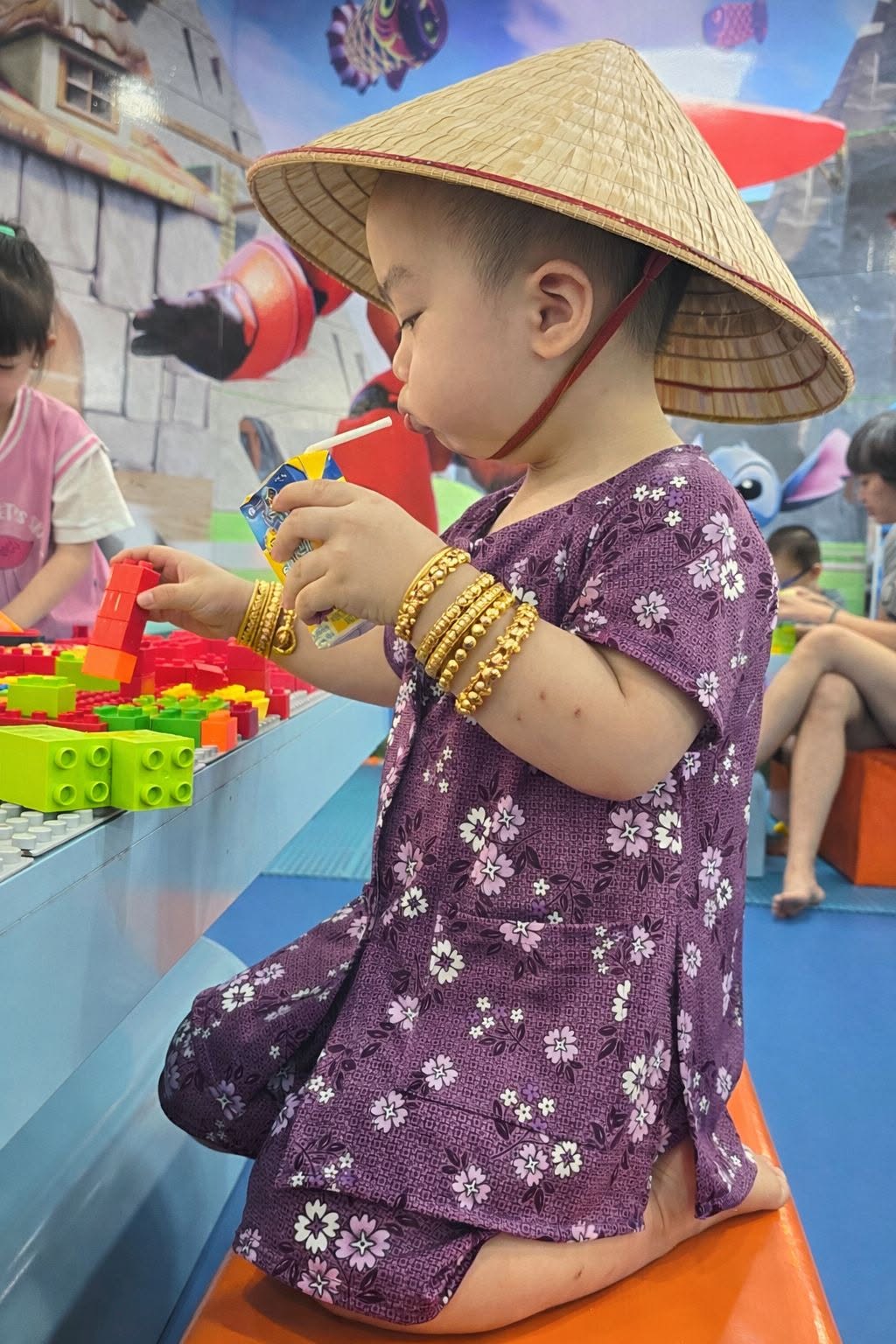 Con gái Puka - Gin Tuấn Kiệt được ba mẹ đưa về quê ngoại,