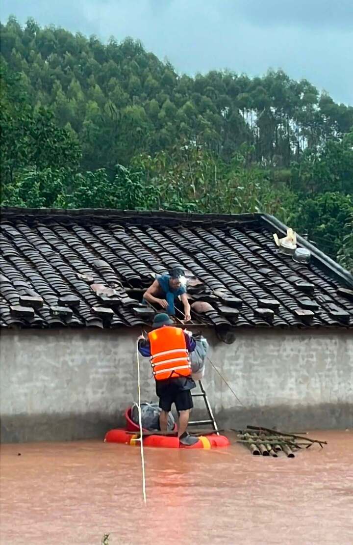 Lạng Sơn chống lũ: Người d&acirc;n leo m&aacute;i nh&agrave; nhận cứu trợ trong mưa lớn - Ảnh 3.