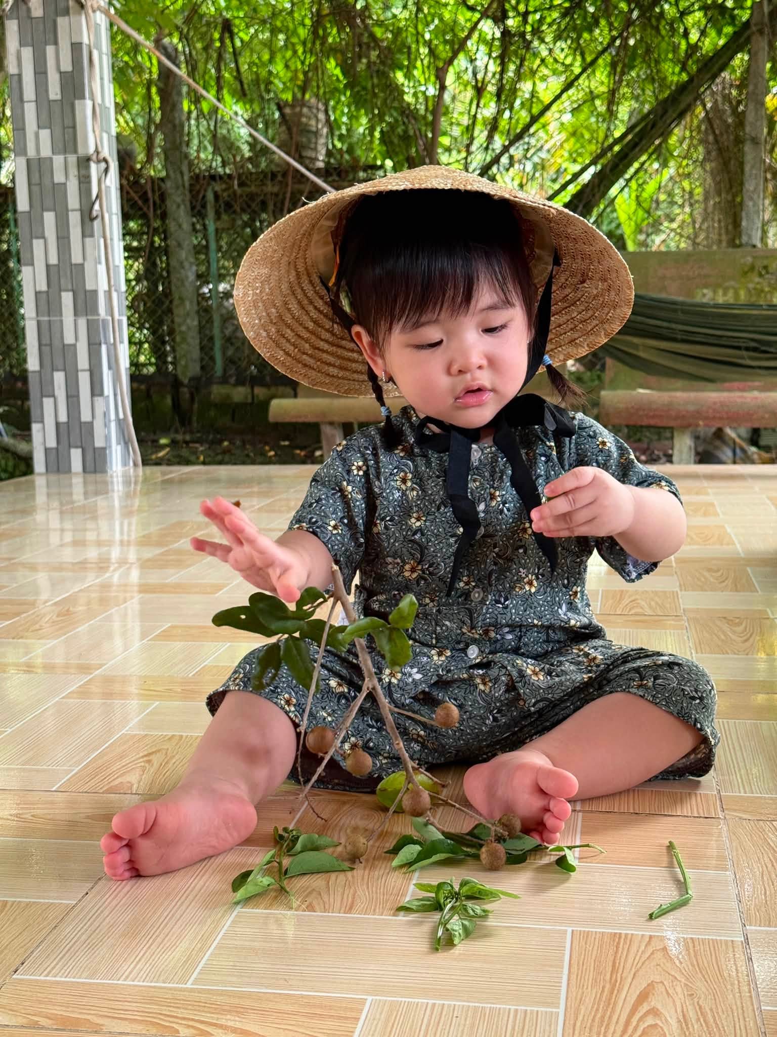 Con gái Puka - Gin Tuấn Kiệt được ba mẹ đưa về quê ngoại,