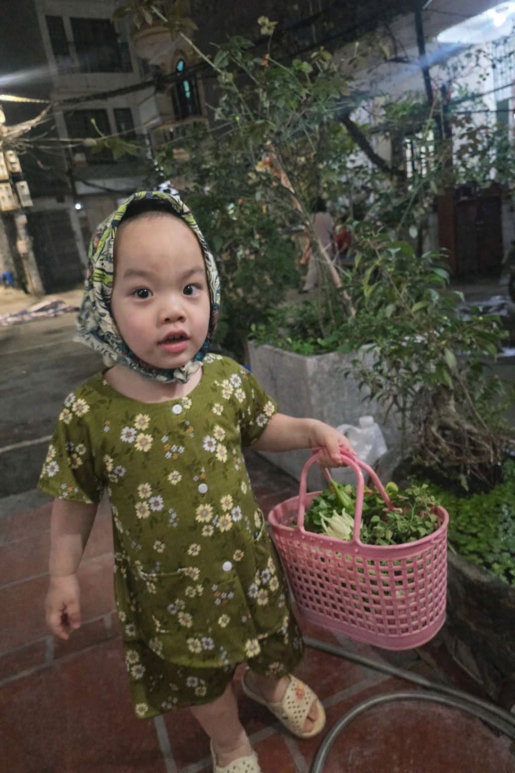 Con gái Puka - Gin Tuấn Kiệt được ba mẹ đưa về quê ngoại,