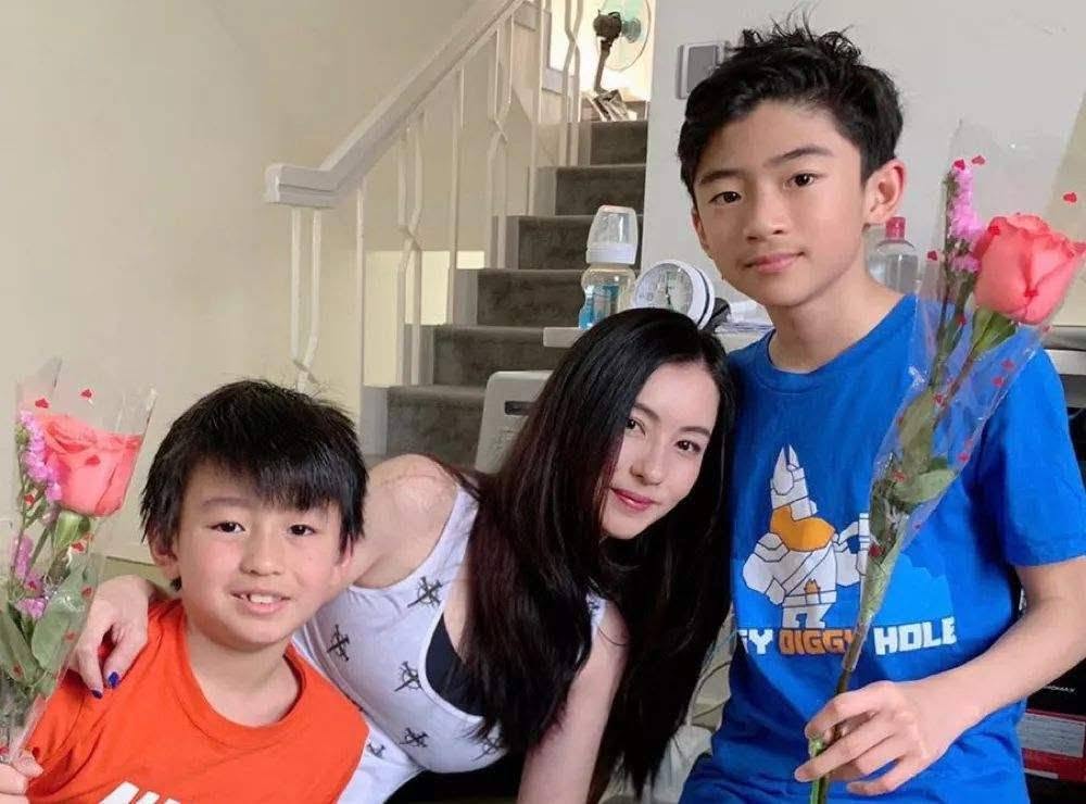 Kh&ocirc;ng chỉ l&agrave; t&igrave;nh địch suốt 20 năm, c&aacute;ch nu&ocirc;i dạy con của Vương Phi v&agrave; Trương B&aacute; Chi cũng bị so s&aacute;nh - Ảnh 4.