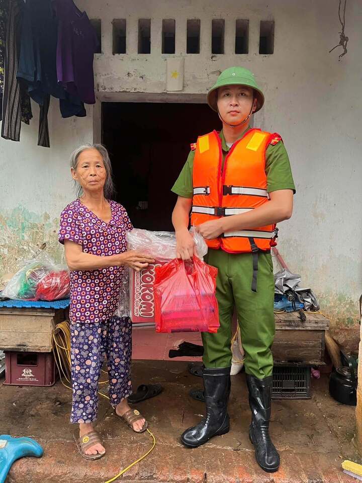 Lạng Sơn chống lũ: Người d&acirc;n leo m&aacute;i nh&agrave; nhận cứu trợ trong mưa lớn - Ảnh 6.