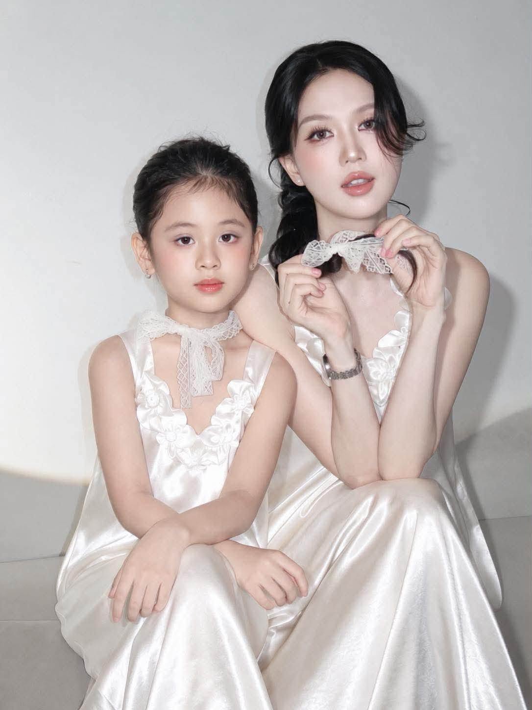 Cháu gái được Ngọc Trinh nuôi từ bé càng lớn càng xinh đẹp, nhìn qua tưởng bản sao của cô lúc nhỏ - Ảnh 1.
