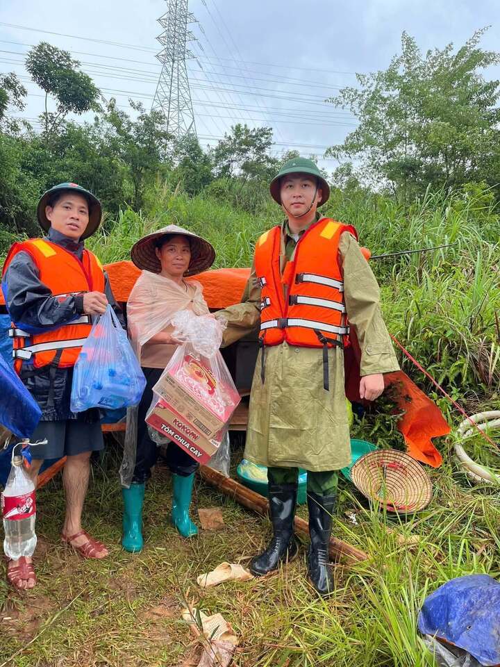 Lạng Sơn chống lũ: Người d&acirc;n leo m&aacute;i nh&agrave; nhận cứu trợ trong mưa lớn - Ảnh 5.