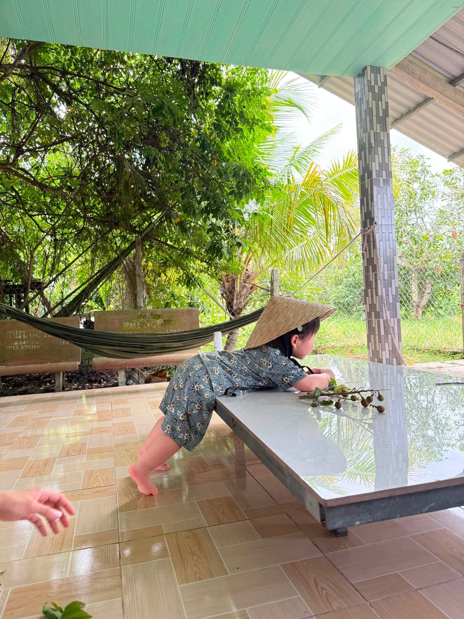 Con gái Puka - Gin Tuấn Kiệt được ba mẹ đưa về quê ngoại,
