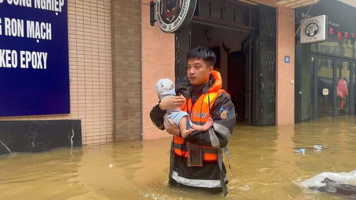 Lạng Sơn chống lũ: Người d&acirc;n leo m&aacute;i nh&agrave; nhận cứu trợ trong mưa lớn - Ảnh 9.